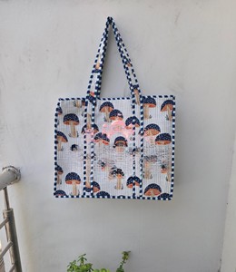 Bolso tote de mujer acolchado de algodón hecho a mano, de color liso, con correas a rayas y borde de acolchado recto, superventas 2026 - Product Image 1