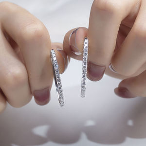 Boucles d'oreilles pendantes en or blanc captivantes, diamants de laboratoire brillants, certifiés IGI, unisexe, luxe sur mesure, glamour pour les soirées - Product Image 1