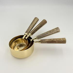 Juego de 4 Tazas y Cucharas Medidoras de Acero Inoxidable para Repostería, con Acabado Dorado PVD y Mango de Madera, para Uso Doméstico, Gran Venta - Product Image 1