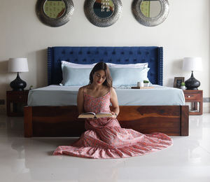 Cama de Madera con Cabecera Tapizada en Terciopelo Azul, Diseño Clásico y de Lujo, Cama King Size con Tallado a Mano Indio - Product Image 1