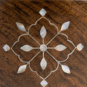 Cazuela de Madera Premium para Servir en Ramadán y Fiestas, con Incrustaciones Florales de Madreperla y Tapa de Acero, para Catering de Lujo - Product Image 2