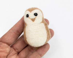 Hibou en laine feutrée à la main de 8 cm, petit animal du zodiaque Sagittaire, lot sur le thème de l'horoscope, commerce équitable, fabriqué de manière éthique - Product Image 5