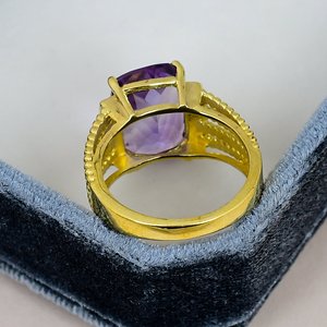 Anillo de Plata de Ley 925 Maciza Chapado en Oro con Amatista de Corte Cojín Engastada en Puntas y Banda de Cuentas Trenzadas de Lujo de Varias Hileras - Product Image 3