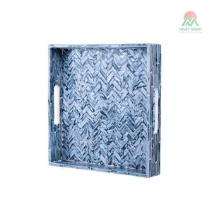 Una bandeja cuadrada con diseño de azulejos azules y un acabado de esmalte perlado, adecuada para guardar objetos o decorar una mesa de centro. - Product Image 3