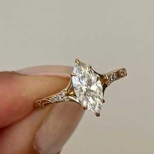 Bague solitaire halo en moissanite taille marquise 1,01 carat, argent 925 original avec rhodium, cadeau romantique pour les mariées - Product Image 4