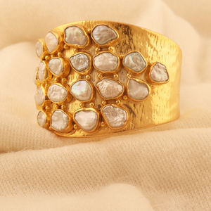 Brazalete ancho de perlas naturales de agua dulce, latón macizo chapado en oro de 18k, joyería de moda, banda texturizada, brazalete hecho a mano para mujer - Product Image 3