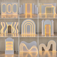 Mur de toile de fond de mariage moderne avec éclairage LED, panneau de scène blanc et or pour événements de mariage et banquets