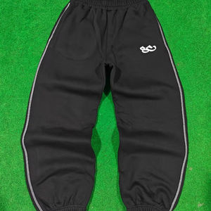 Jogger en tissu chenille brodé de qualité supérieure 2026, 400 GSM, couleur noire, avec coutures de panneaux et revers personnalisés - Product Image 1