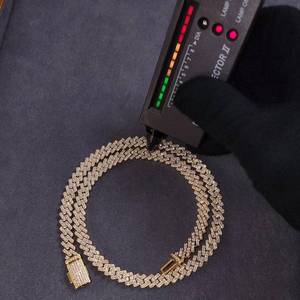 สร้อยคอคิวบันเพชรโมอิสซาไนต์เงินแท้ 925 ชุบทอง 8 มม. ทรงเหลี่ยมเจียระไนแบบบริลเลียนท์ สไตล์ฮิปฮอป เครื่องประดับสำหรับทุกเพศ เหมาะสำหรับงานปาร์ตี้ ของขวัญ - Product Image 4