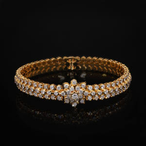กำไลข้อมือ AMBER JEWELS T-917 แบบ unisex ชุบทอง 18K ประดับด้วยหินธรรมชาติทรงเหลี่ยมเจียระไนแบบ Brilliant Cut ตัวเรือนลายดอกไม้ ดีไซน์คลาสสิกแบบโซ่เชื่อม - Product Image 1