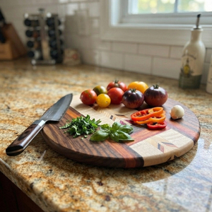 Impresionante tabla de cortar redonda de madera con un intrincado patrón de flechas en chevron y un atractivo contraste de colores para cortar verduras. - Product Image 4