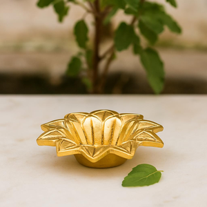 Lámpara de aceite de latón artesanal con diseño floral, tradicional Deepam, Pital Diya decorativo para decoración de mesa en el hogar o templo. - Product Image 4