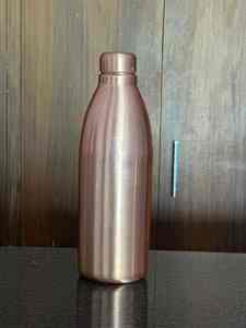 Bouteilles en cuivre poli gaufré classiques, bouteille d'eau ayurvédique portable, vaisselle en cuivre pur, bouteille artisanale, vente en gros, exportation - Product Image 5
