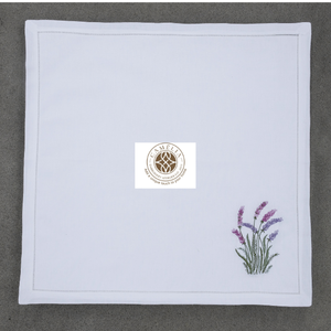 Serviette en lin avec broderie de lavande sauvage, tons violets délicats ajoutant un charme apaisant et raffiné à la table. - Product Image 3