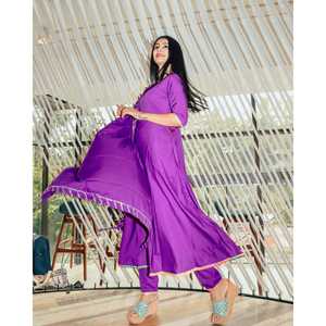 Hermoso Conjunto de Traje de Satén Violeta Talla XS con Diseño de Bordado Gotta - Product Image 2