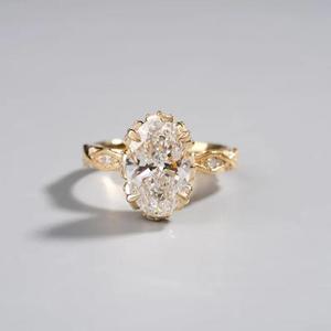 Anillo de compromiso de diamante de corte ovalado en oro amarillo macizo con engaste de corona de múltiples puntas, banda pavé trenzada vintage con marquesa, estilo nupcial antiguo - Product Image 1