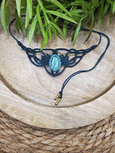 Collier en macramé fait main, pendentif en pierre bleue bohème, cordon bleu marine réglable, bijoux en pierres précieuses, artisanal - Product Image 4