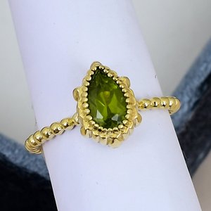 Anillo de Plata de Ley 925 Sólida con Peridoto Engastado en Bisel, Chapado en Oro, Estilo Vintage para Mujer, con Gema de Corte Pera y Banda de Cuentas - Product Image 2
