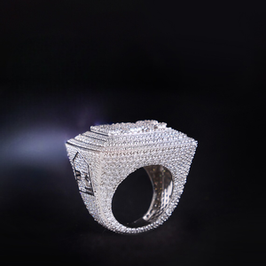 Bague de fiançailles en argent 925 avec diamant moissanite ovale et halo scintillant - Product Image 4