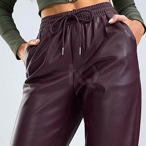 Pantalones de cuero contemporáneos para mujer, corte ajustado, estilo moderno, ideales para conjuntos de invierno y con estilo. - Product Image 5