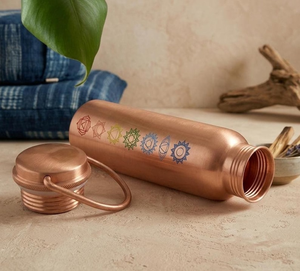 Bouteille d'eau en cuivre pur 7 chakras de 1 litre avec poignée, capacité de 950 ml, bouteille artisanale pour le yoga, l'ayurveda et le bien-être, 100 % cuivre - Product Image 2