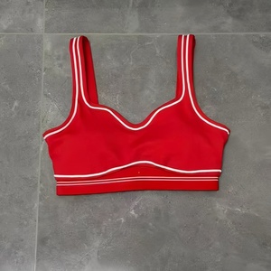 Conjunto de Yoga de 2 Piezas Rojo Sólido Transpirable: Top de Tirantes Cruzados con Cuello Redondo y Pantalones Cortos de Cintura Alta con Elástico, 100% Poliéster con Contraste - Product Image 6