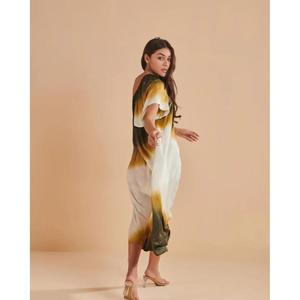Vestido largo de mujer con estampado tie-dye, un solo hombro, manga acampanada elegante, cintura natural, lavable, ideal para verano y resort. - Product Image 4