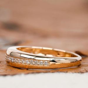 Anillo de Eternidad con Moissanita de Corte Brillante, Engaste Geométrico, Plata de Ley 925 Bañada en Oro, Apilable, para Aniversario de Bodas - Product Image 4