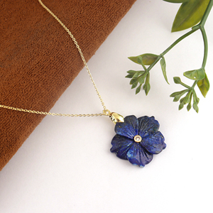 Colgante de flor tallado a mano en lapislázuli natural con cristal transparente CZ, cadena de latón chapada en oro de 18k, collar llamativo para mujer. - Product Image 5