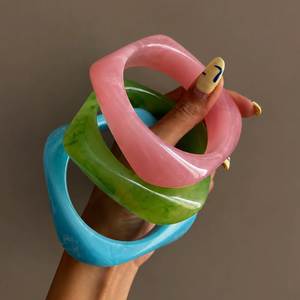 Bracelet coloré en résine, bracelet tendance en résine acrylique, bijoux fantaisie en résine époxy, bracelet fait main - Product Image 3