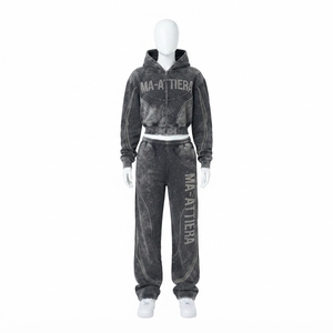 Conjunto de chándal de dos piezas para mujer con sudadera corta con cremallera y pantalones de chándal de pierna ancha con lavado ácido y pedrería - Product Image 3