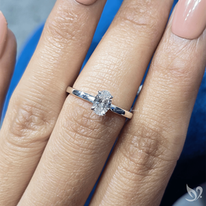 แหวนหมั้นเพชรทรงรี 0.5 กะรัต ได้รับการรับรองจาก IGI เพชรเพาะเลี้ยงแบบโซลิแทร์ ประดับด้วยวงแหวนรอบเพชรแบบซ่อน ในตัวเรือนทองคำขาว 10K - Product Image 5