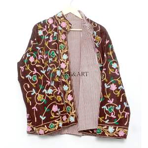 Chaqueta de Tela Cotrise Acolchada con Bordado Floral Hecho a Mano, Detalle de Botones, Forro de Algodón a Rayas, Transpirable, Ecológica, para Invierno - Product Image 6