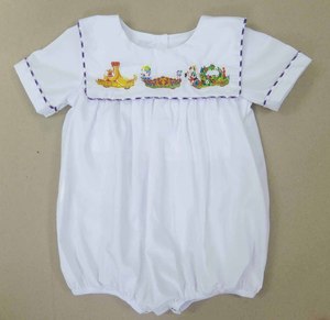   Colección Mardi Gras para niñas: vestido blanco con corpiño plisado, combinado con pantalones bombachos con rayas moradas - Product Image 3