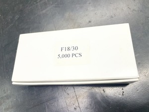 Clavos para clavadora APLUS F30-5000, calibre 18, 30 mm de longitud, vástago de 10x1.2 mm, cabeza lisa de 1.9 mm, galvanizados - Product Image 1