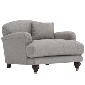 Sillón tapizado en tela gris con asiento profundo, respaldo curvo y patas de madera torneadas con terminaciones en forma de capuchón. - Product Image 3