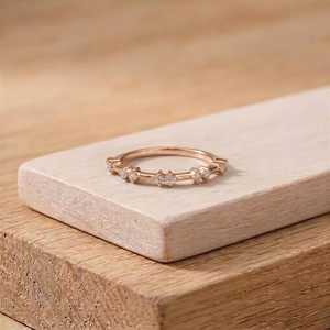Bague minimaliste empilable en platine avec diamants de laboratoire taille ronde, idéale pour les fiançailles, au prix d'usine - Product Image 2