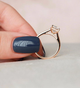 Bague de fiançailles solitaire de luxe en or rose 14 carats avec diamant de laboratoire taille coussin - Product Image 2