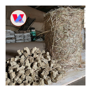 Sac de 600 kg en vrac, sac PP de 25 kg, cubes de paille pour ruminants, briquettes de paille jaune doré, fourrage pour animaux, alimentation pour moutons et chèvres à grande échelle - Product Image 1