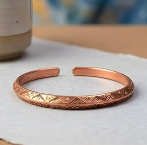 Brazalete de Terapia Bioenergética con Acabado Texturizado Martillado a Mano, Doble Imán Interno de Alta Resistencia, Alivio del Dolor Articular y de Artritis - Product Image 3