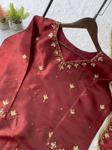 ชุดสาหรี่คามีซดีไซน์เนอร์สุดหรูแบบสามชิ้น พร้อมงานปักกระจกและเลื่อมแท้ ผ้าไหมทันสมัย - Product Image 4