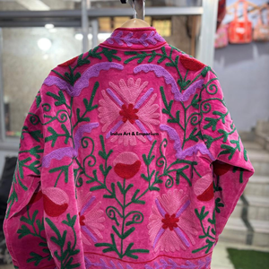Chaqueta Bomber de Invierno de Algodón Suzani Hecha a Mano en India, con Bordado Floral, Cierre de Botones, Cuello Alto Unisex - Product Image 2