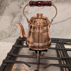 Théière en cuivre traditionnelle de qualité supérieure avec bec verseur élégant et courbé, poignée décorative en cuivre, couvercle intégré, corps arrondi et finition polie de luxe - Product Image 3