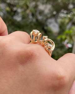 Bague en moissanite à spirale ouverte en or jaune 14 carats, bijou moderne et audacieux, bague de fiançailles à trois pierres taille ronde, bijoux personnalisés - Product Image 2