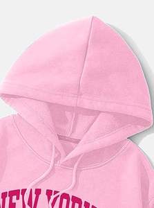 Sweat-shirt à capuche court à manches longues pour femme, motif graphique, avec cordon de serrage sur le devant, idéal pour l'hiver (ODM) - Product Image 2