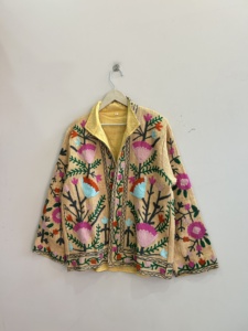 Chaqueta de mujer bordada a mano estilo Suzani tradicional india, abrigo bohemio de algodón. - Product Image 4
