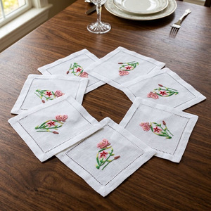 Serviettes de cocktail personnalisées en lin 100% brodé à la main, motif papillons et fleurs, 6*6 pouces, durables, réutilisables, avec ourlet festonné, vente en gros - Product Image 1