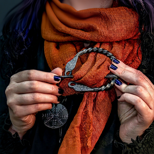 Broche de cape forgée à la main de style Viking et Celtique – Fibule médiévale pour costumes, reconstitutions historiques, cosplay et événements historiques - Product Image 1