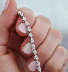 สร้อยข้อมือเทนนิสโมอิสซาไนต์ทรงลูกแพร์สุดหรู ประดับเพชรแบบฮิปฮอป สีทองคำขาว ให้ความรู้สึกเหมือนเพชร - Product Image 1