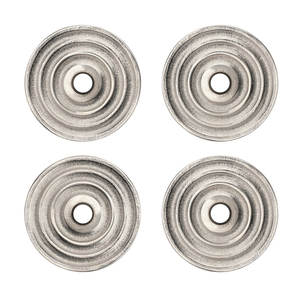 Posavasos clásicos de metal con acabado plateado y soporte, ideales para cafeterías, salones y hogares, hechos a mano en India. - Product Image 2